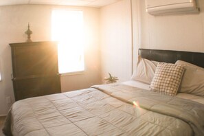 2 soverom, skrivebord, strykejern/-brett og reiseseng for barn