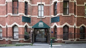 Un edificio de ladrillo con dos letreros que indican 