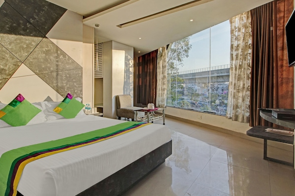 Deluxe Double Room | Meja, seterika/papan seterika, cadar katil