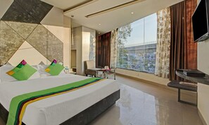 华丽双人房 | 办公桌、熨斗/熨板、床单