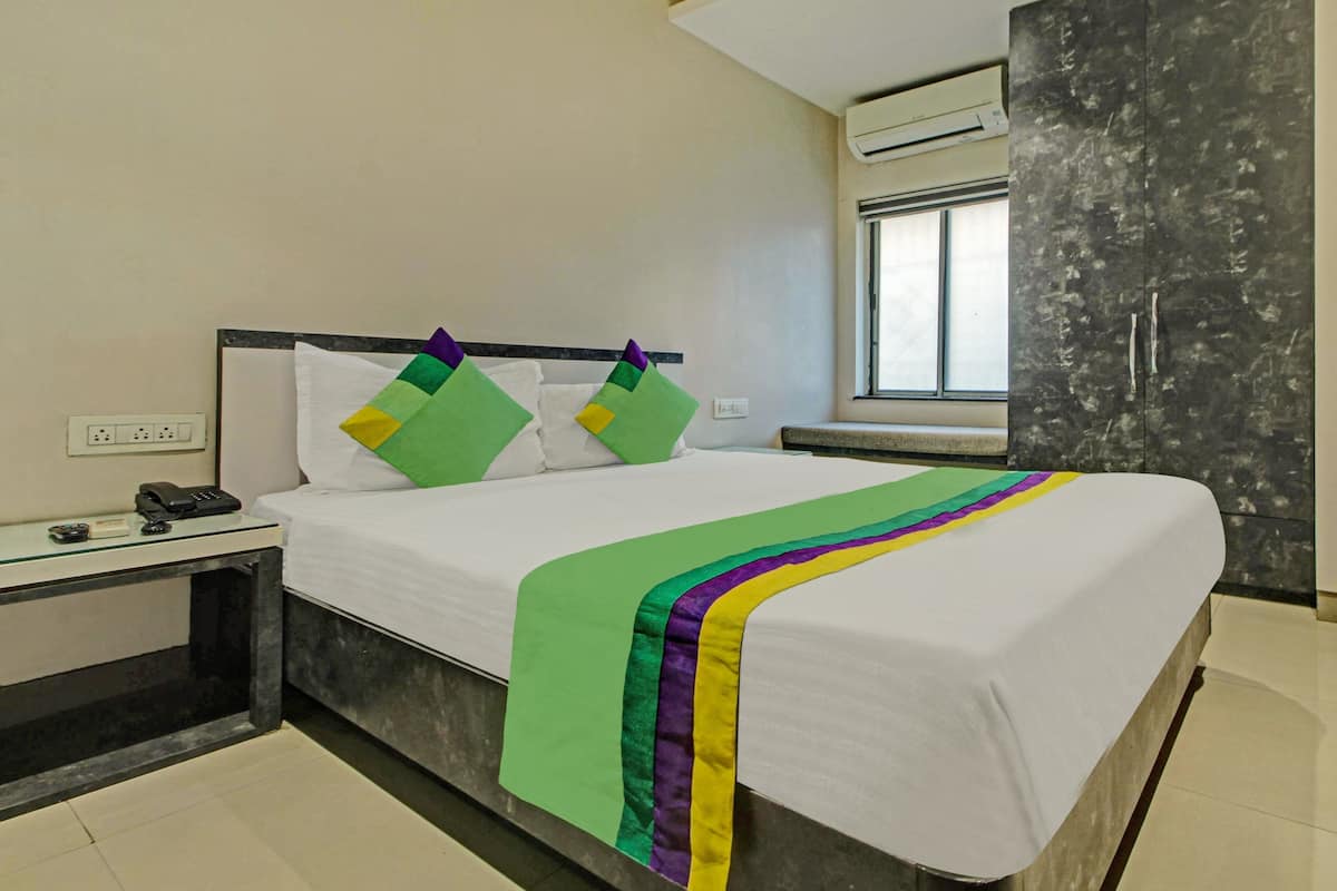 Habitación económica doble | Escritorio, tabla de planchar con plancha, ropa de cama