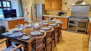 A dining area with a wooden table set for six, equipped with plates, glasses, and cutlery. - 3 bedroom accommodation in Onecote (Onecote)