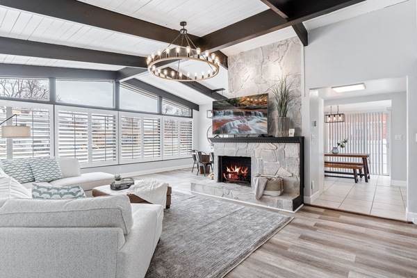 Una televisión, una chimenea, una mesa de tenis de mesa