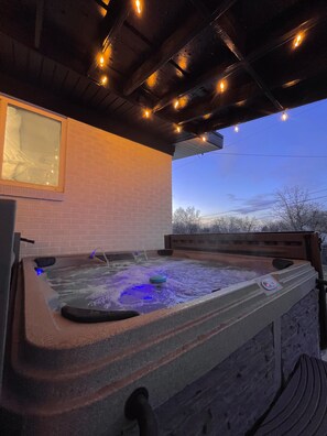 Outdoor spa tub - Spacious Mountain Modern Getaway - Hot Tub, Home Theater & Fire Pit (Ogden)