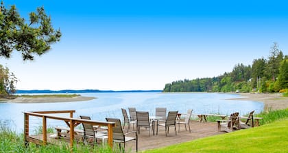 Waterfront retreat with private beach, firepit, kayaks/SUP, EV charger & grill