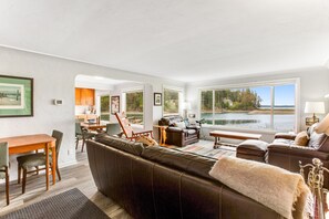 Televisión, chimenea, tenis de mesa y libros 