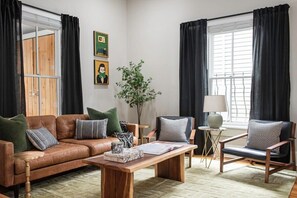 TV, lareira, escritórios