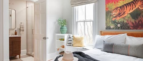 2 habitaciones, escritorio, tabla de planchar con plancha y wifi