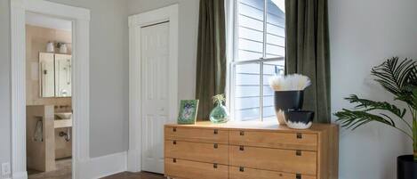 2 bedrooms, desk, iron/ironing board, WiFi