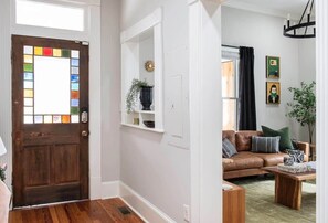 Télévision, cheminée, espaces bureaux