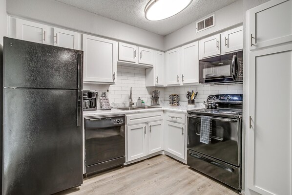Fridge, microwave, oven, stovetop - Entire Place ✶Washer Dryer✶Wi Fi✶4K TVs ✶Pets Allowed #828 (Arlington)