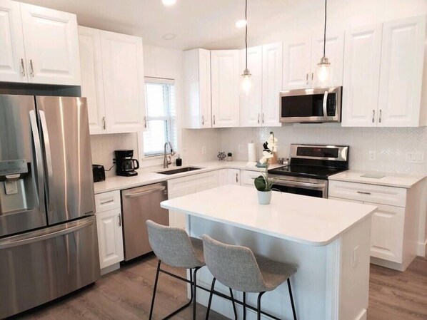 Kühlschrank, Mikrowelle, Ofen, Herdplatte