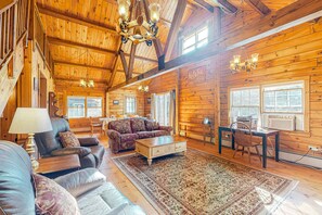 Televisión, chimenea, reproductor de DVD y libros 