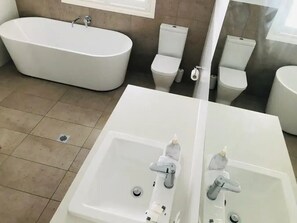Hair dryer, towels - Riverside Urban Apartment (Wagga Wagga)