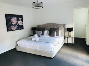 3 bedrooms, iron/ironing board, WiFi, bed sheets