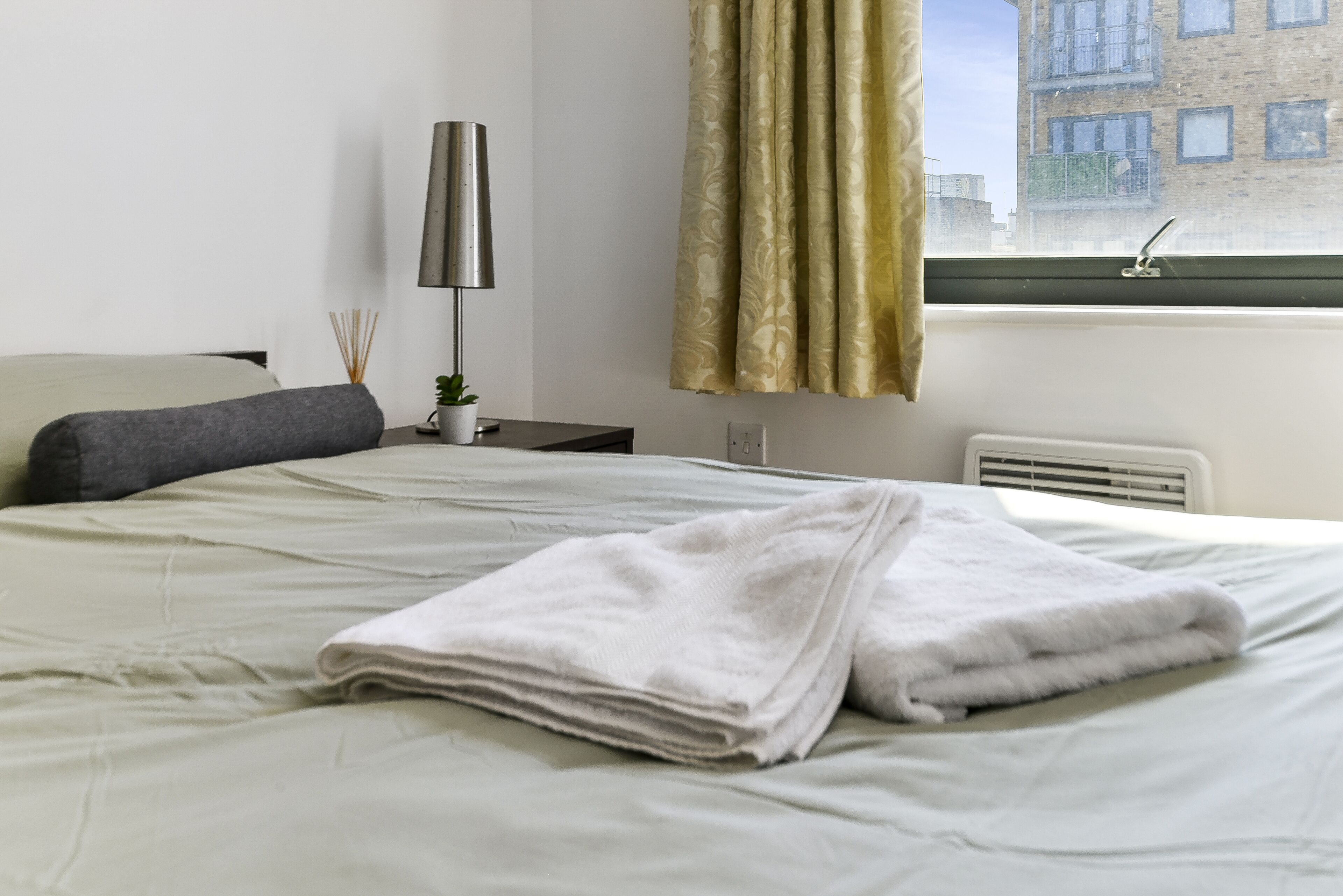 Luxe 1 bed flat 5 mins to Stratford - Free parking