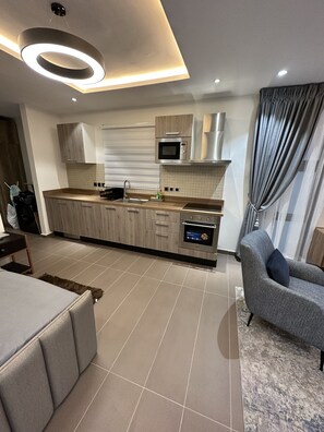 Frigorifero, microonde, forno, bollitore elettrico