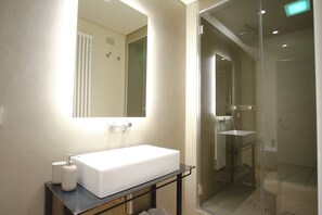 Superior Double Room | Bathroom