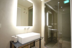 Doppia Superior | Bagno | Set di cortesia firmato, asciugacapelli, accappatoio, pantofole