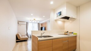 Una cocina moderna con armarios de madera, un lavamanos doble y un horno empotrado.
