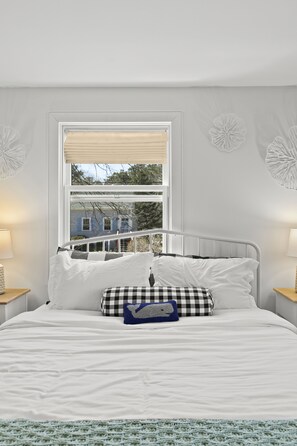 4 habitaciones, escritorio y tabla de planchar con plancha 