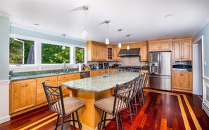 Villa, varias habitaciones | Cocina privada | Refrigerador, horno, cafetera y tetera y tostadora 