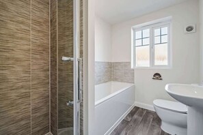 Shower, hair dryer - Beautiful and comfortable home away from home. (Northampton)