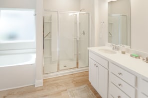 Combined shower/tub, towels