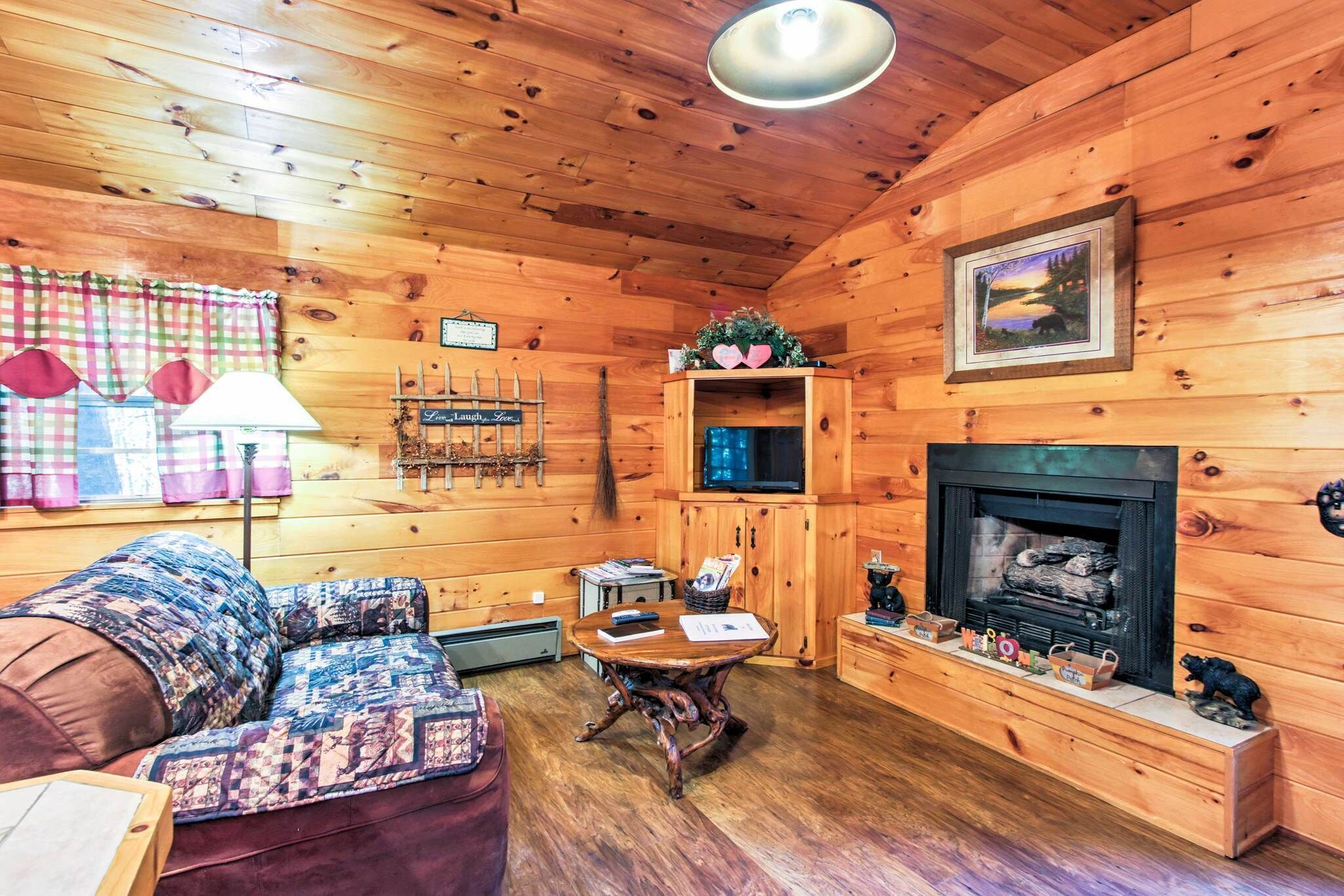 Bear's Paw | Romantic Open Studio with Wooded Views | Pet Friendly