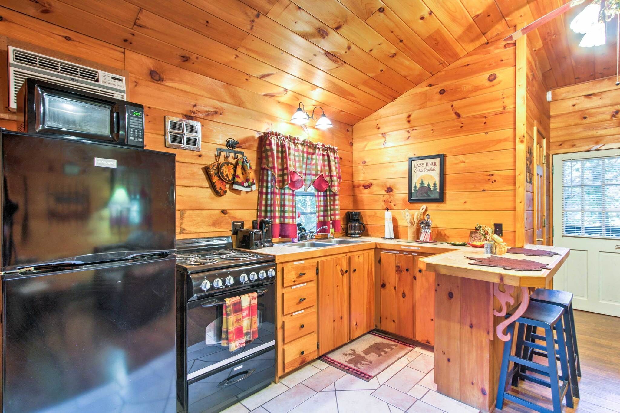 Bear's Paw | Romantic Open Studio with Wooded Views | Pet Friendly