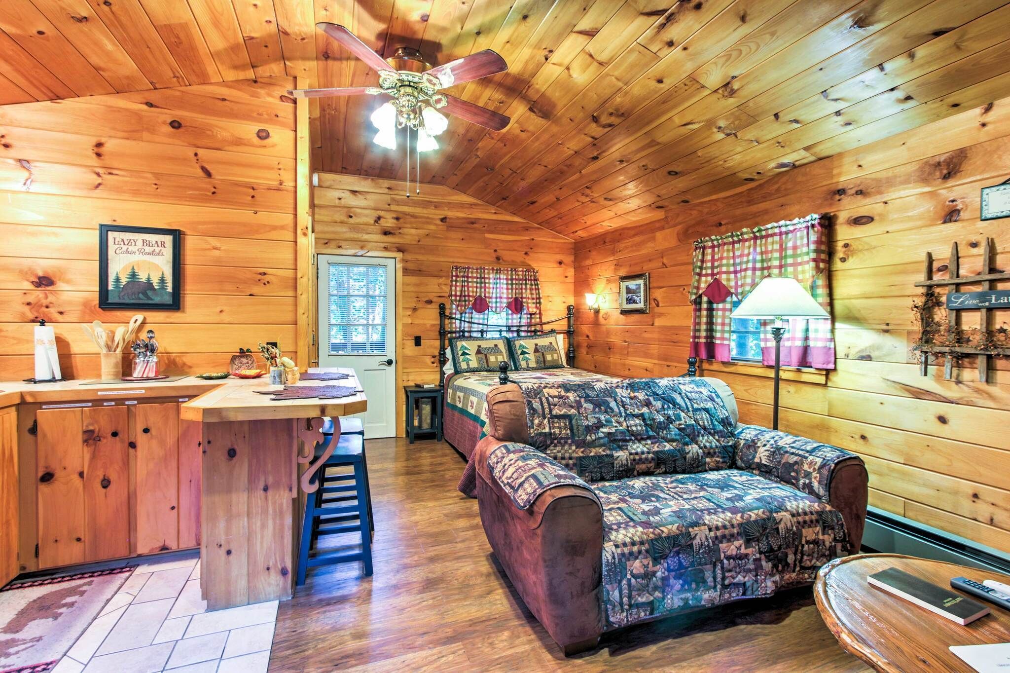 Bear's Paw | Romantic Open Studio with Wooded Views | Pet Friendly