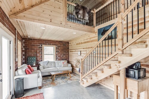 Truelove Chalet- A Relaxed, Rustic, Glam Cabin!