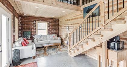 Truelove Chalet- A Relaxed, Rustic, Glam Cabin!