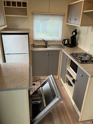 Réfrigérateur, micro-ondes, plaque de cuisson, cafetière/bouilloire