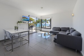 TV - Apartment on the first line of the sea with communal pool overlooking the sea (Puerto Pollensa)