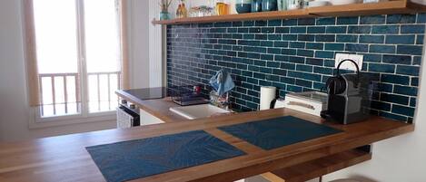 Een koelkast, een magnetron, een oven, een vaatwasser