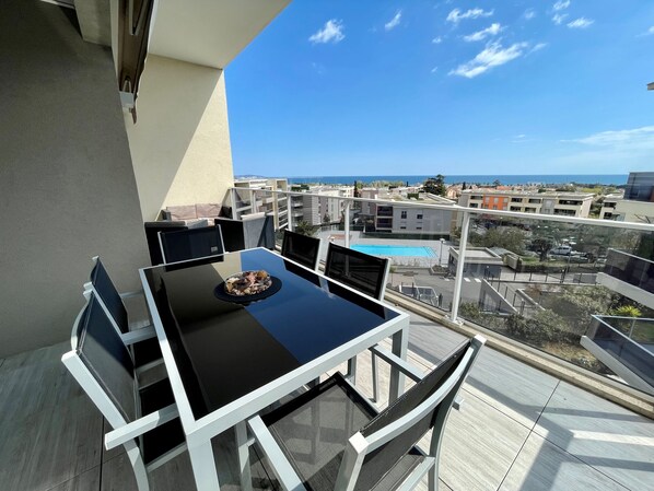 Outdoor dining - Superb sea view apartment in Villeneuve-Loubet (Villeneuve-Loubet)