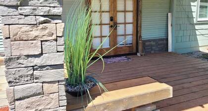 2BR Cabin • 10 Min to UO & Autzen • Pet Friendly