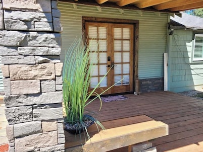 2BR Cabin • 5 Min to Autzen • Park Access • Pet Friendly
