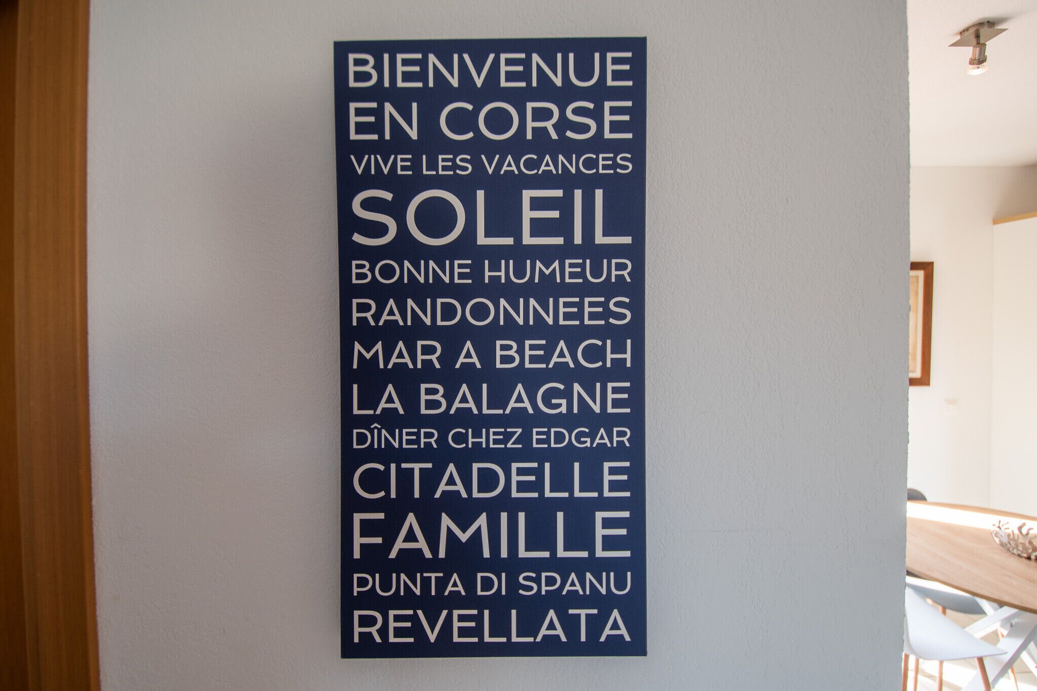 A welcome sign with text in French.