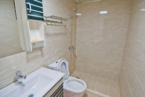 A bathroom with a sink, toilet, and shower. - Yandangshan Yunshuijian Homestay (Yueqing)