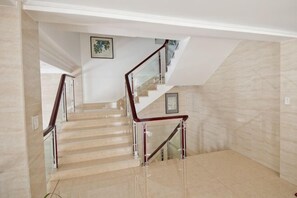 A staircase with marble steps and metal railings, leading to an upper floor. - Yandangshan Yunshuijian Homestay (Yueqing)