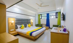 Dobbeltrom – standard | Skrivebord, strykejern/-brett og sengetøy