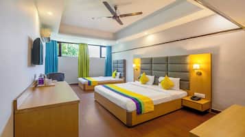 Phòng đôi Deluxe | Bàn, bàn ủi/dụng cụ ủi quần áo, bộ trải giường