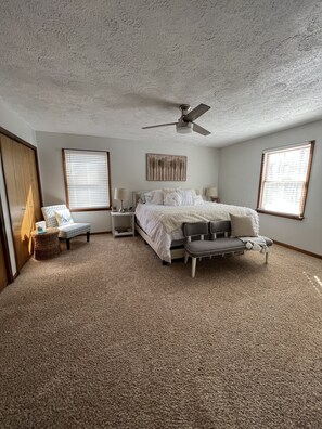 3 habitaciones, tabla de planchar con plancha, wifi y ropa de cama