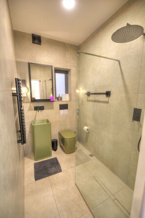 Dusche, Haartrockner, Handtücher, Toilettenpapier