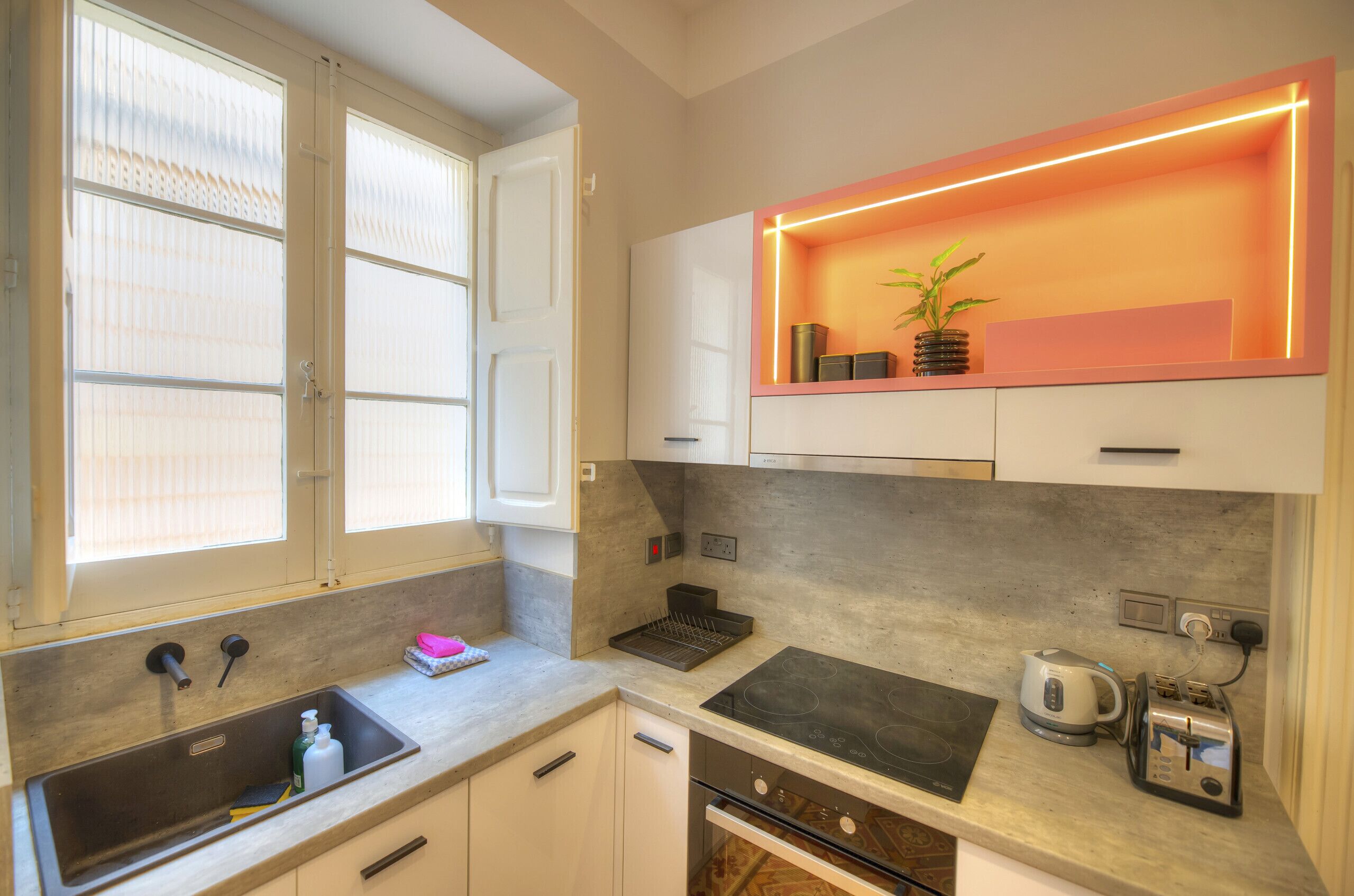 Refrigerador, horno, cafetera y tetera y tetera eléctrica 