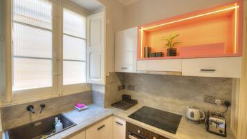 Refrigerador, horno, cafetera y tetera y tetera eléctrica