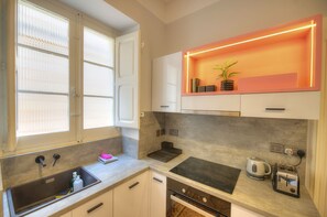 Kühlschrank, Ofen, Wasserkocher mit Kaffee-/Teezubehör, Wasserkocher