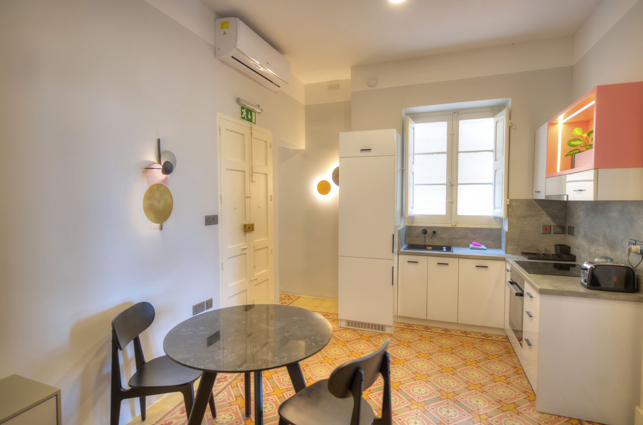 Kühlschrank, Ofen, Wasserkocher mit Kaffee-/Teezubehör, Wasserkocher